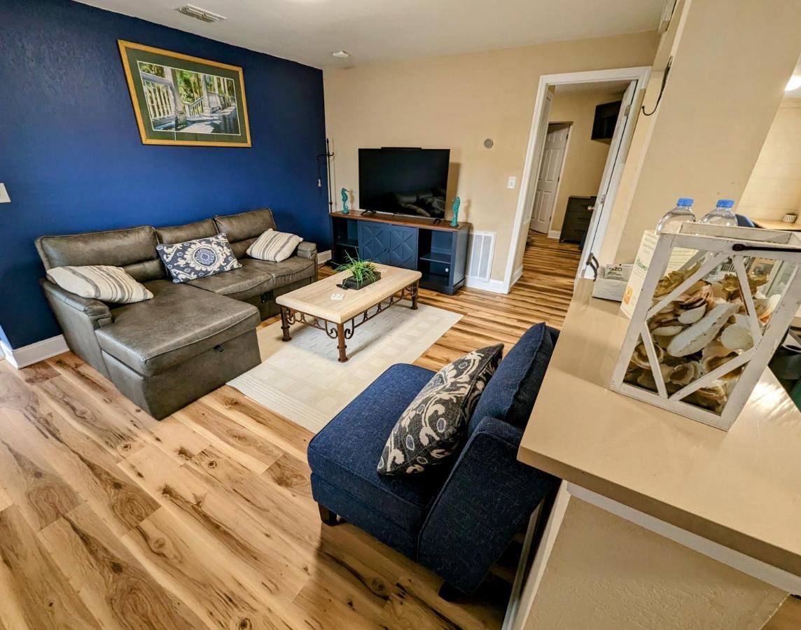 Charming & Cozy Lagoon Retreat - Steps From River - Parking Тайтъсвил Екстериор снимка
